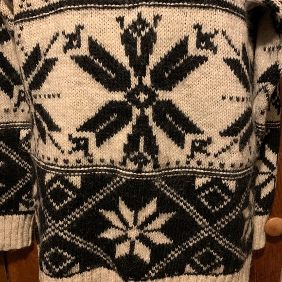 American Eagle Snowflake Sweater - Picture 4 of 13